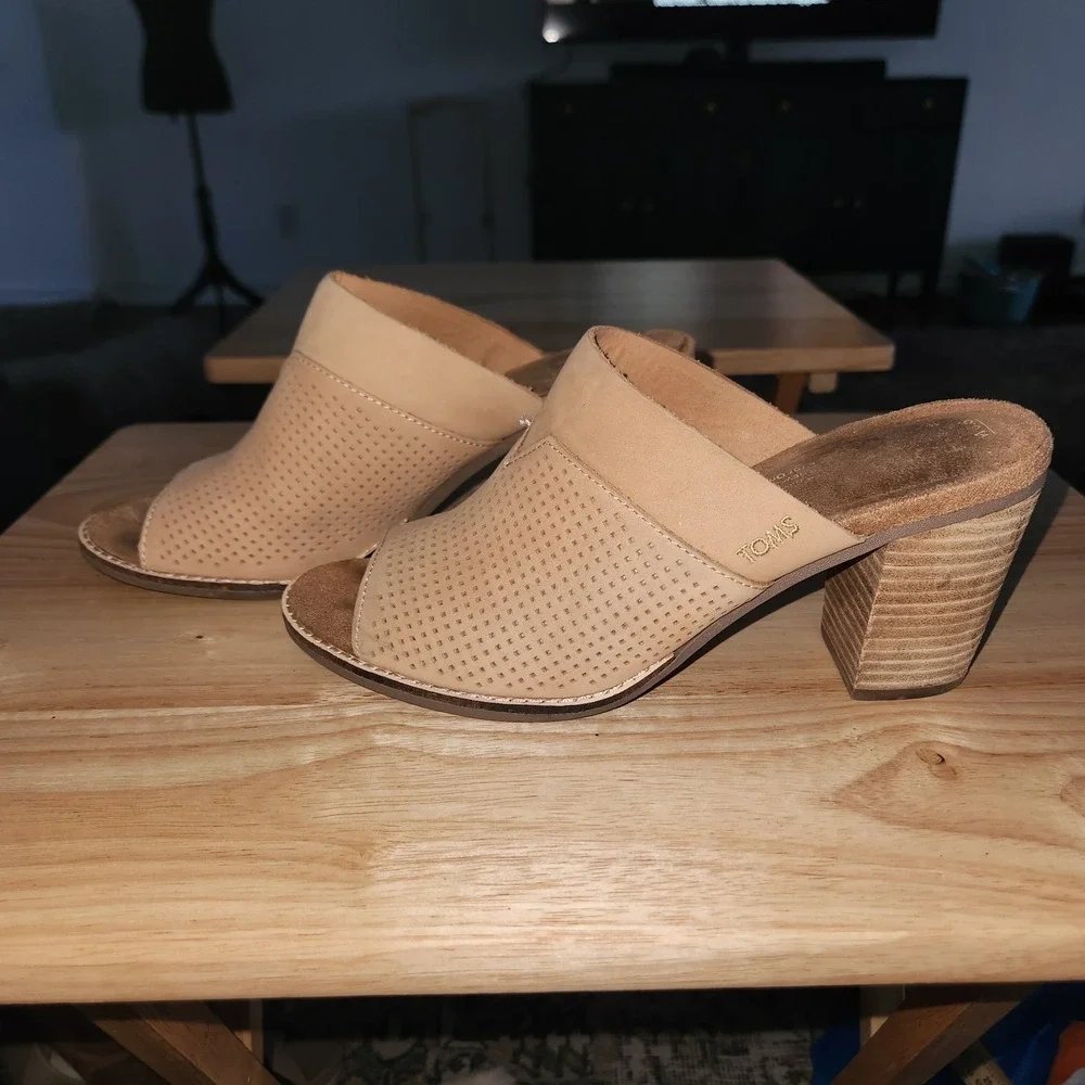 TOMS Peep Toe, Block Heel, Perforated Tan Slide Mule W 8.5‎